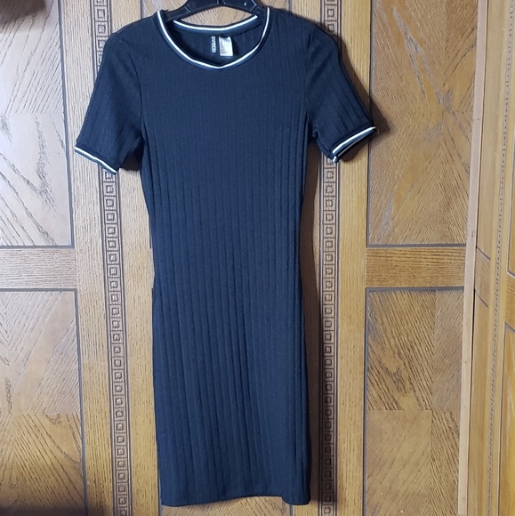 H&M Dresses & Skirts - H&M Bodycon Black Dress